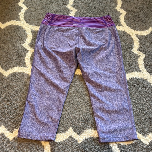 Under Armour Capri’s- Fitted Heat Gear- Size Medium- Used- Like New - Picture 3 of 3